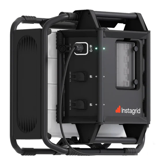 portable powerstation Instagrid zwart met twee stopcontacten en brandblusser aansluiting, compacte mobiele stroomvoorziening voor off-grid gebruik