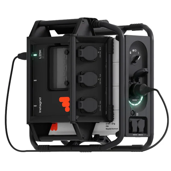 portable powerstation Inetgrid zwart met drie 230V stopcontacten, aan/uit schakelaar en draagbaar metalen frame met ingebouwde accu en aangesloten kabels