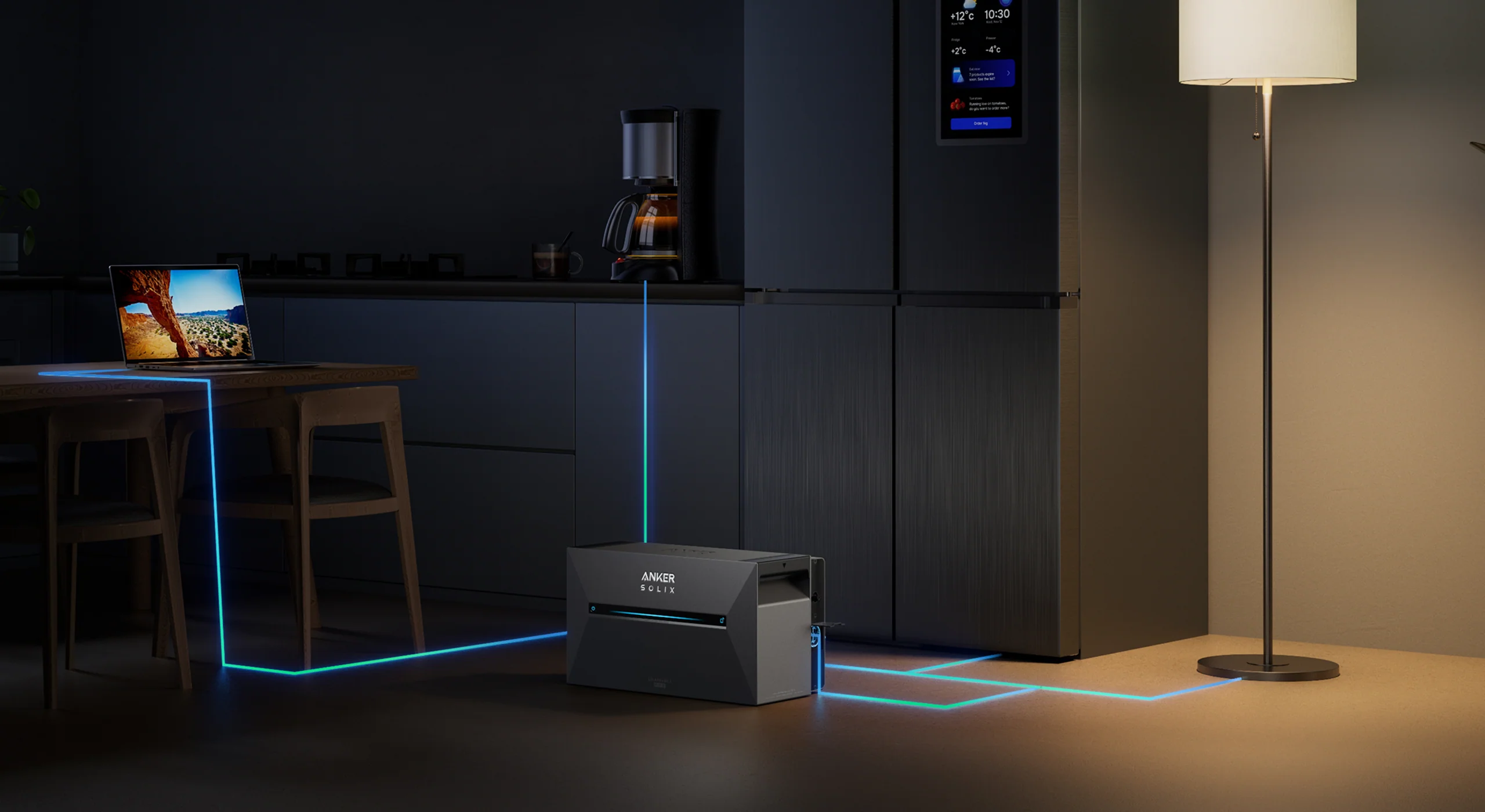 Anker Solix grijze portable powerstation met blauwe accenten in moderne keuken met verbonden apparaten via blauwe LED stroomkabels, waaronder laptop en lamp