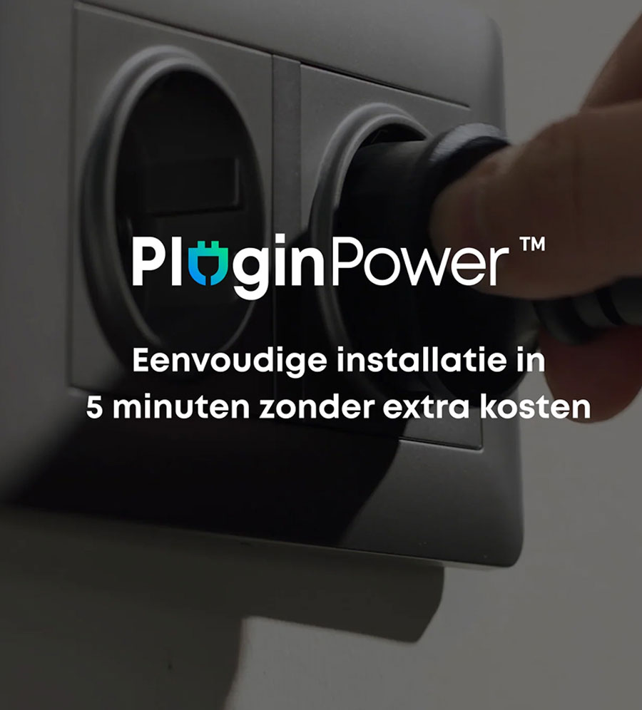 PluginPower stopcontactadapter zwart in stopcontact, hand steekt stekker in zwarte wandcontactdoos voor snelle en eenvoudige installatie zonder extra kosten
