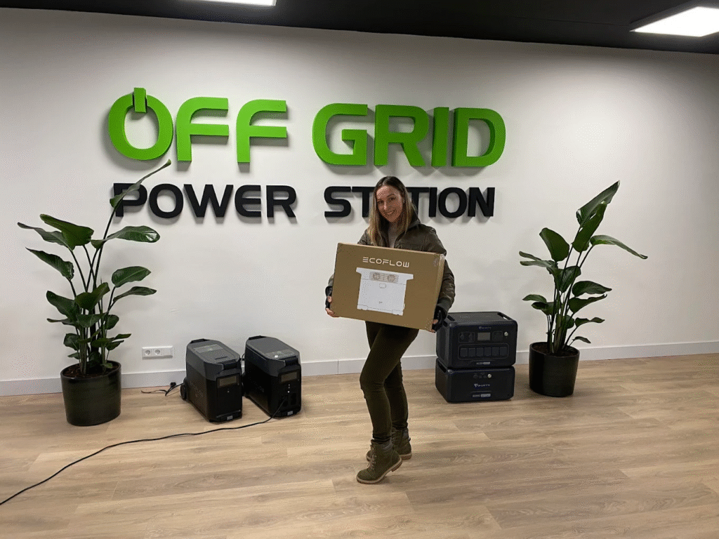 EcoFlow draagbaar powerstation in bruine doos vastgehouden door vrouw in showroom van Offgridpowerstation met zonnepanelen en thuisbatterijen zichtbaar op de achtergrond