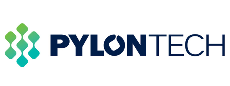 Pylontech thuisbatterij met groene en blauwe bedrijfslogo naast de merknaam in donkerblauwe en zwarte letters, geschikt voor duurzame energieopslag bij zonnepanelen systemen