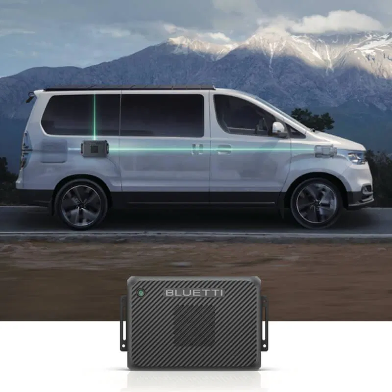 Bluetti draagbaar zwart powerstation voor offgrid camper, geïllustreerd met een witte camperbus en bergen op de achtergrond, geschikt voor mobiel zonne-energiegebruik onderweg.