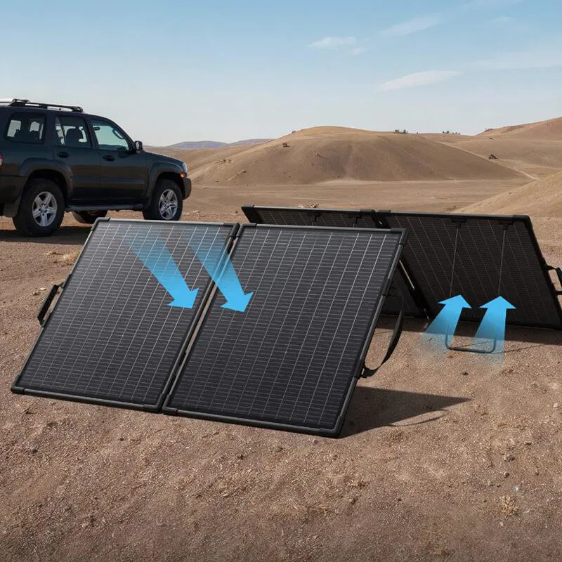 zwarte draagbare solar panelen met ingebouwde handgrepen op droge woestijngrond naast een donkergrijze terreinwagen, voorzien van blauwe pijlen die zonlicht en luchtcirculatie illustreren voor offgrid energievoorziening