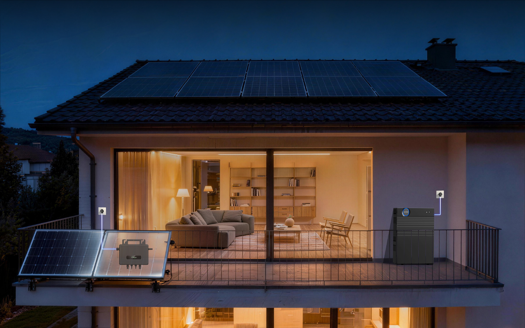 zonnepanelen op donker dak van woonhuis met grote glazen schuifpui en zicht op moderne woonkamer, daarnaast zichtbaar portable powerstation en omvormer aangesloten op zonnepanelen in avondschemering