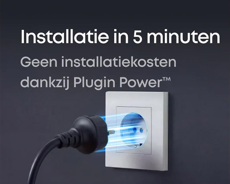 portable powerstation illustratie van stekker die in witte wandcontactdoos wordt gestoken met blauwe lichtstrepen en tekst over installatie in 5 minuten zonder installatieskosten dankzij Plugin Power™