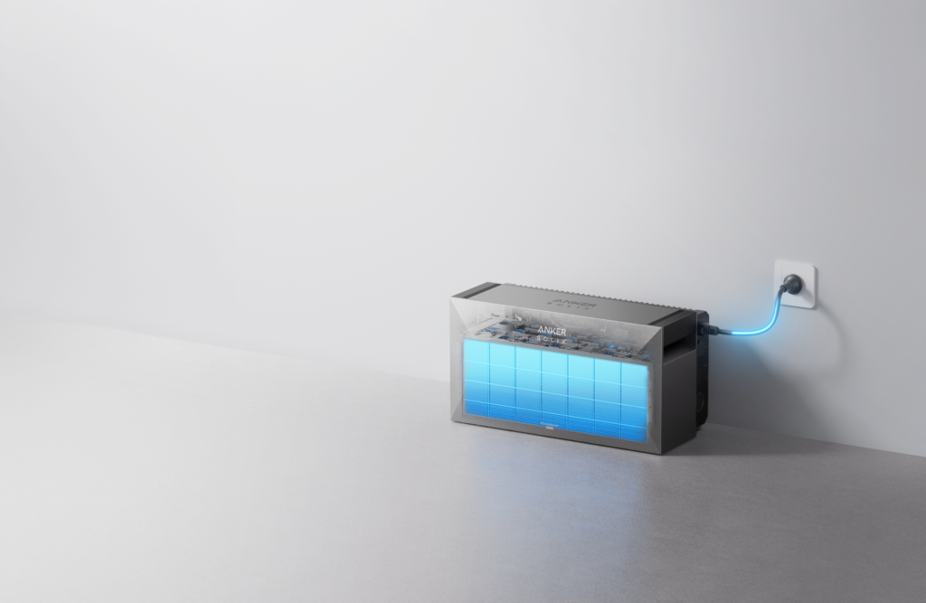 Anker Solix thuisbatterij met zichtbare blauwe Samsung 21700 lithium-ion cellen, aangesloten op een wandcontactdoos met een gloeiend blauwe stroomkabel tegen een lichte achtergrond